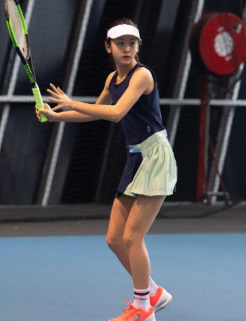 13岁森碟和弟弟玩蹦床穿紧身裤长腿傲人因太兴奋表情失控