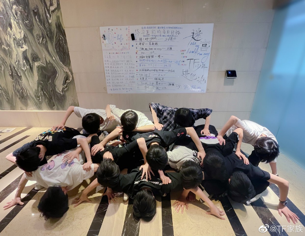 TF家族三代团最新的合照,网友们发现有两个新的弟弟……