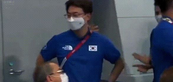 热搜第一!韩国跳水选手火了,中途返回+炸鱼,丢脸后教练转头休闲区蓝鸢梦想 - Www.slyday.coM