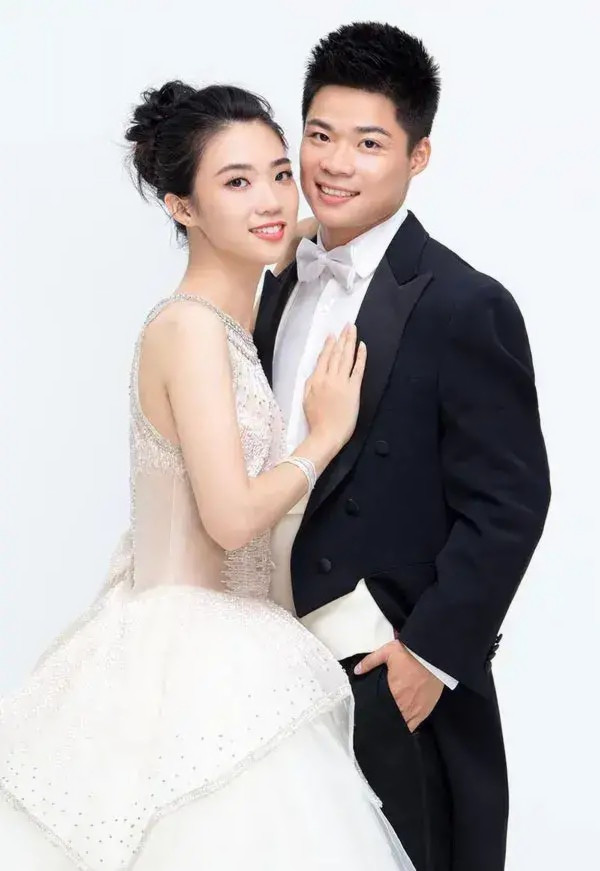 百米王子苏炳添太幸福妻子美丽大方搭配服装超甜