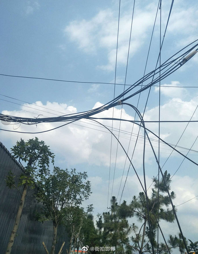 邯郸北环路与锦玉路交叉口东北角位置通讯线缆垂落