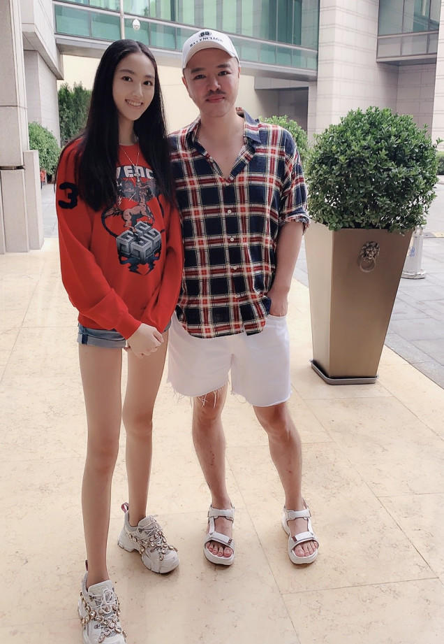 任晴佳不愧是任达华女儿白t配牛仔外套青春靓丽长腿不输超模