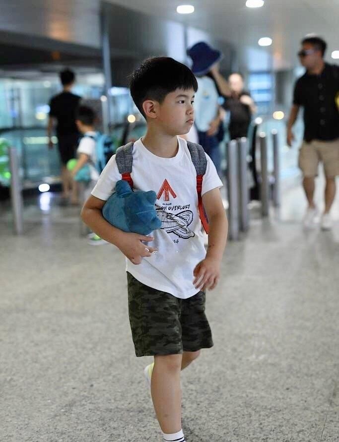 沙溢一家四口机场秀,胡可素颜真实,小鱼儿安吉同款兄弟装帅气