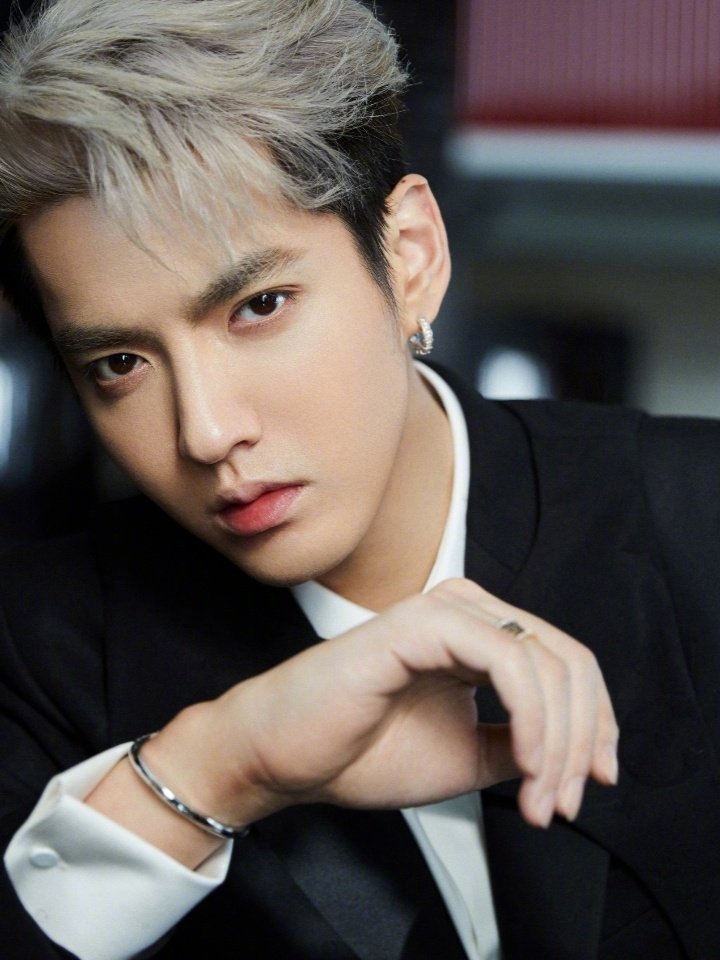 吴亦凡全部账号被封,都美竹删除相关内容,真的是见证历史