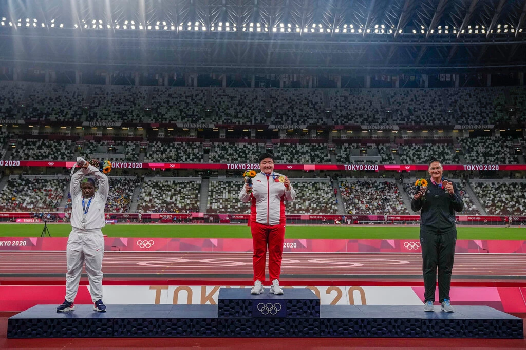 中国国歌在奥运赛场奏响，美国运动员却在一旁干了这件事......