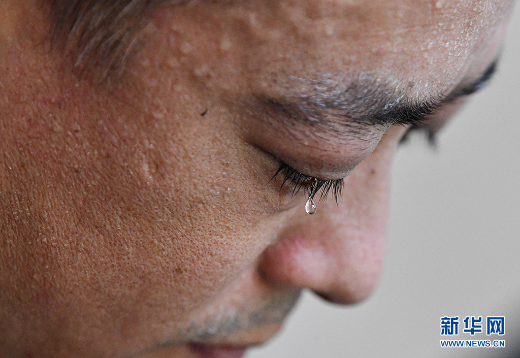 百尺高空挥汗如雨 千家万户得享清凉