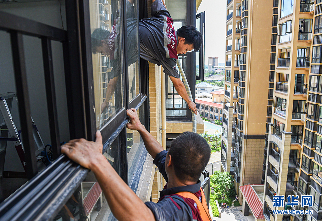 7月31日,袁流伟在海口市琼山区一处小区安装空调时进行高空作业.