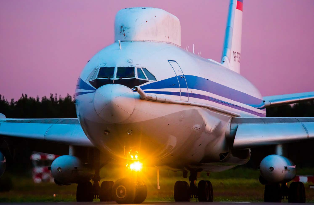 伊尔-80空中指挥机具备空中加油能力,提高续航时间.