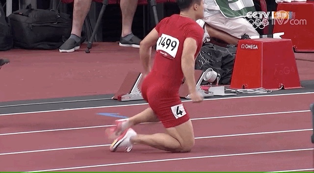 苏炳添振臂呐喊(图源:央视新闻)