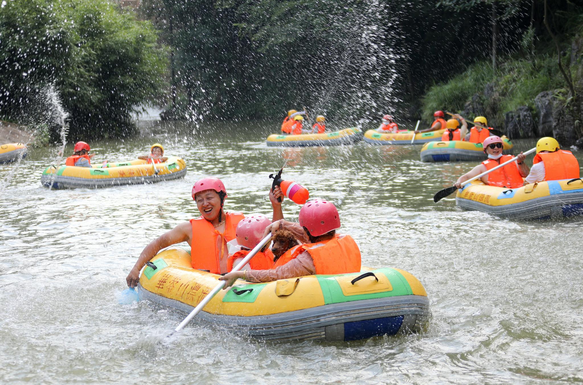 8月3日, 游人在广安华蓥山峡谷中体验漂流.新华社发(邱海鹰 摄)