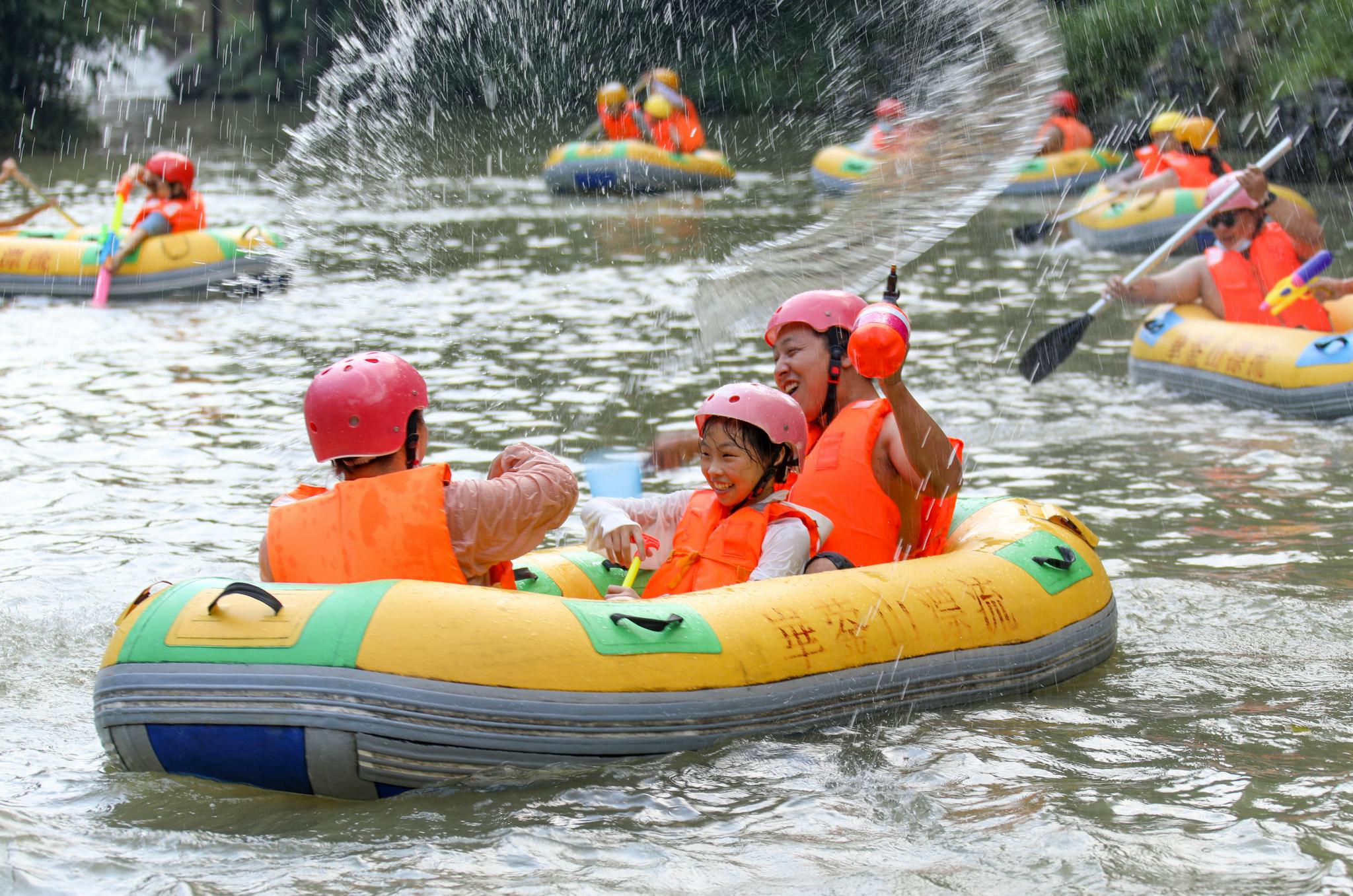 8月3日, 游人在广安华蓥山峡谷中体验漂流.新华社发(邱海鹰 摄)