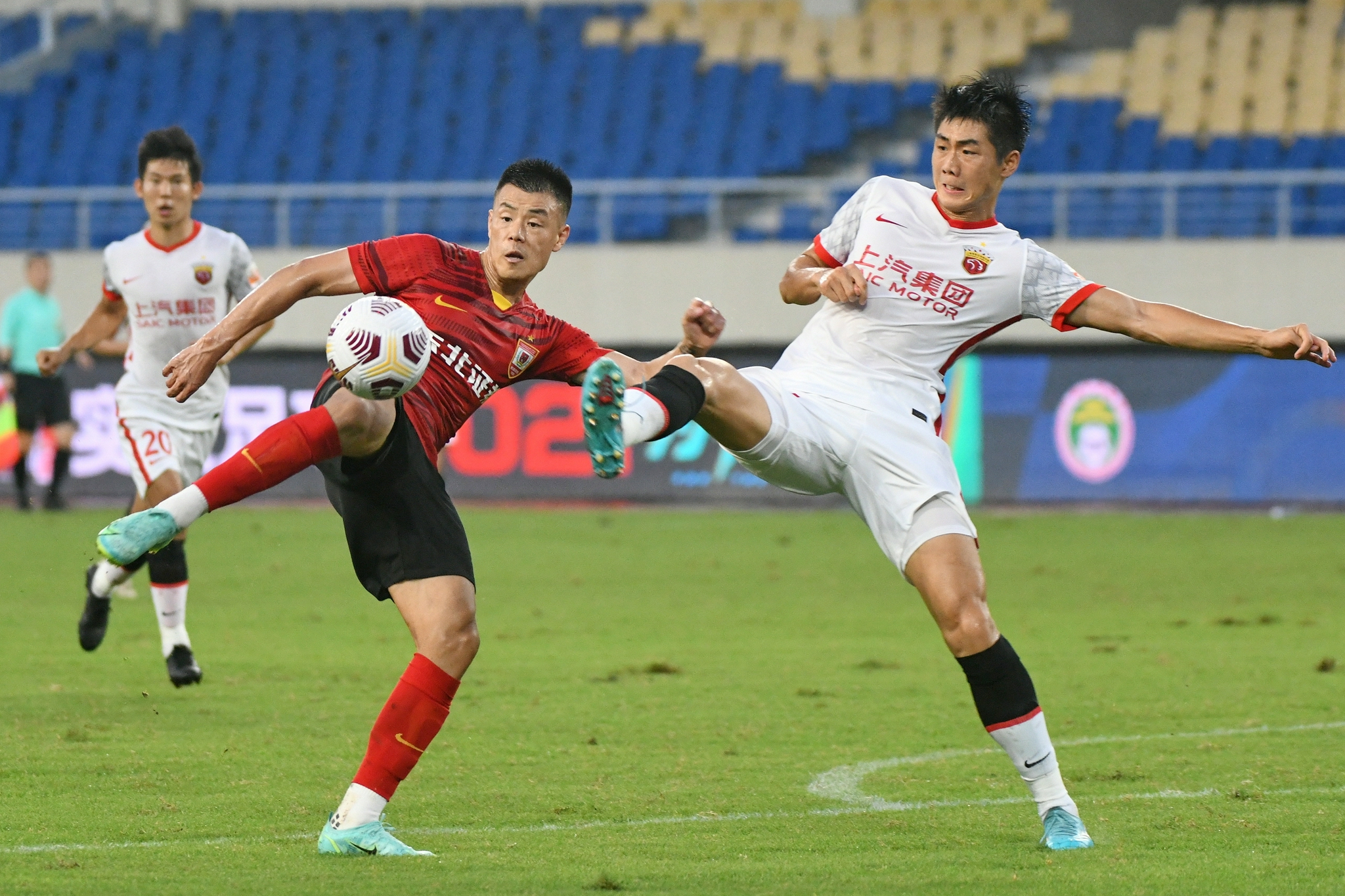 足球——中超:上海海港负长春亚泰|长春亚泰|上海市|中超_新浪新闻
