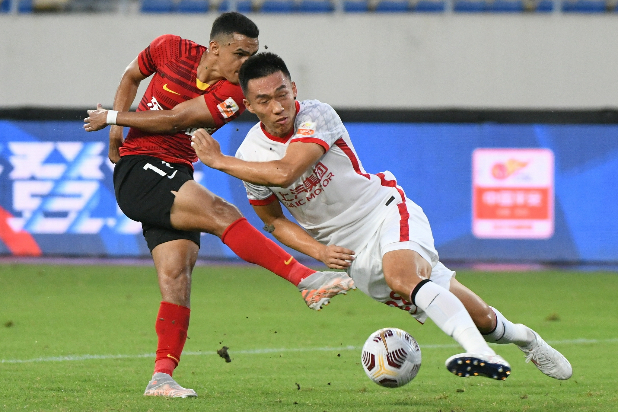 足球——中超:上海海港负长春亚泰|长春亚泰|上海市|中超_新浪新闻