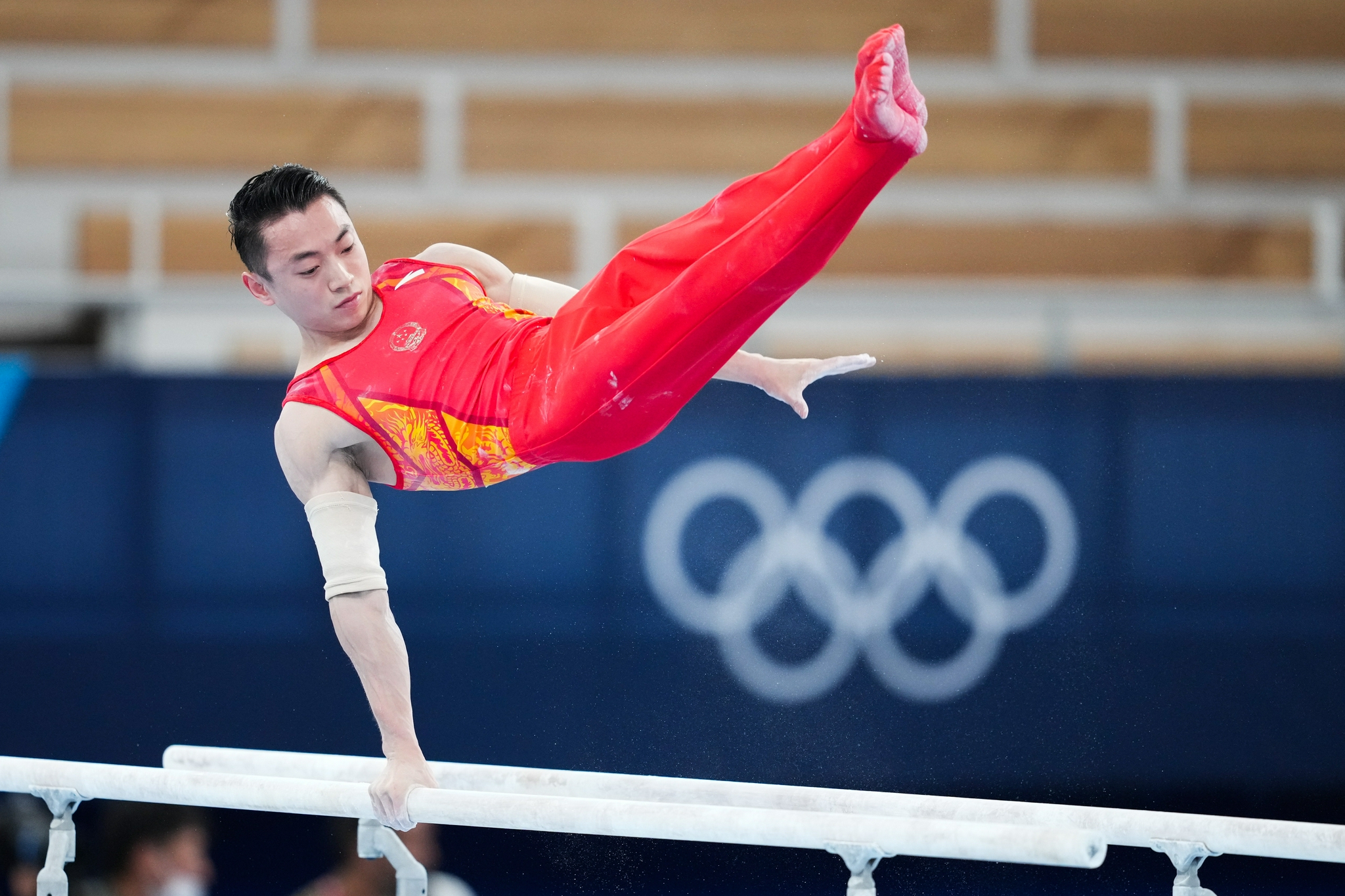 第31金!中国选手邹敬园拿下体操双杠金牌