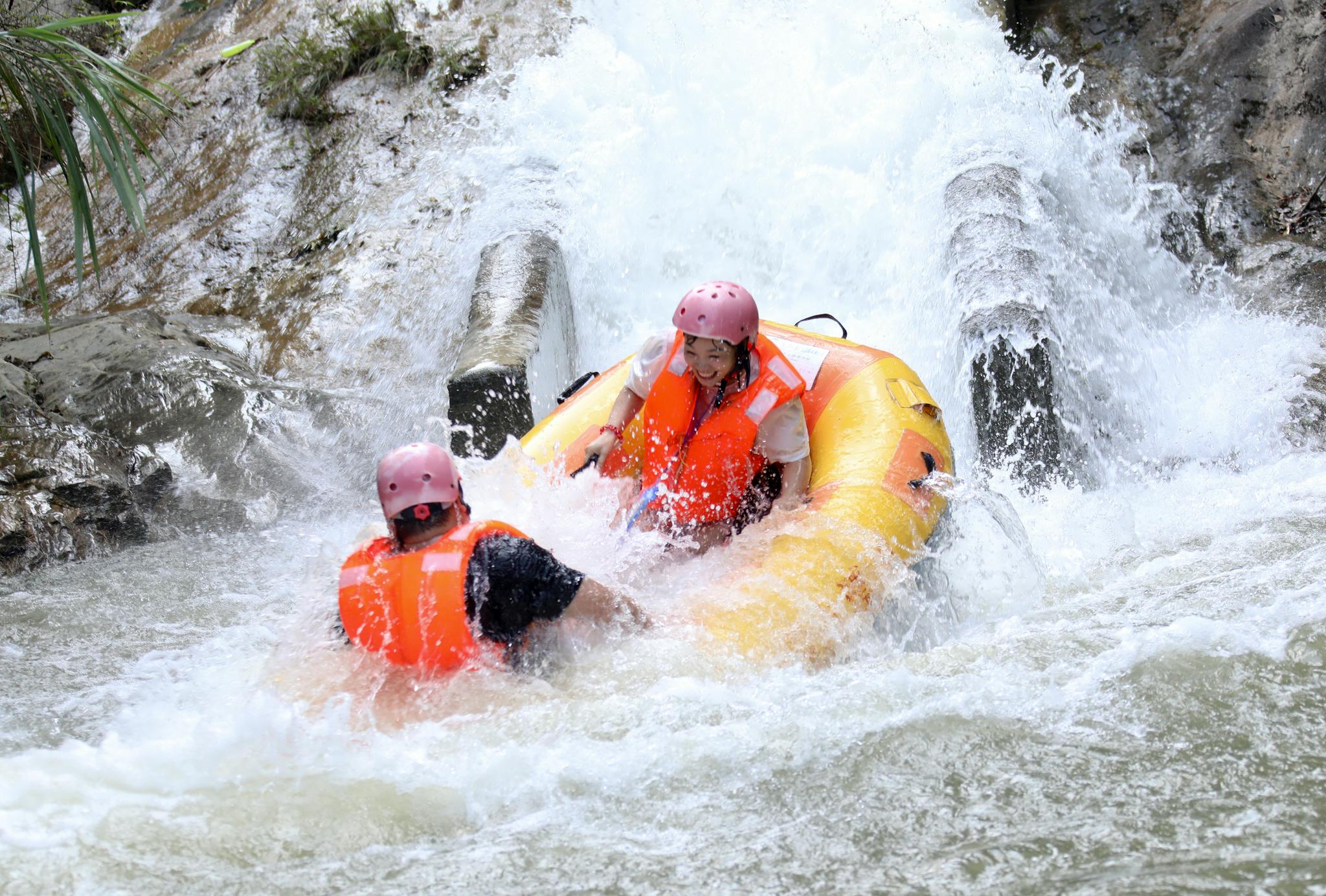 正文  8月3日, 游人在广安华蓥山峡谷中体验漂流.