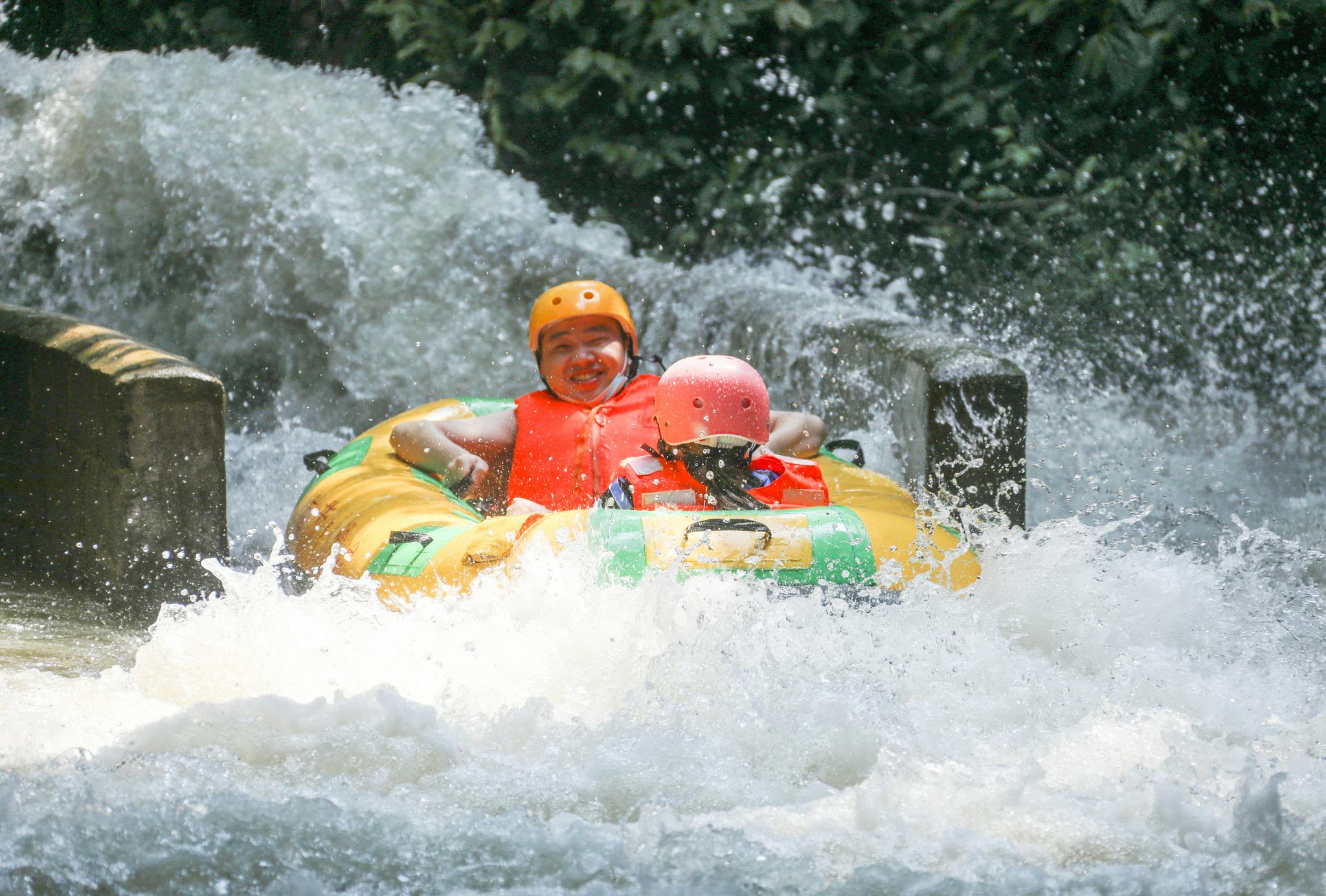 8月3日, 游人在广安华蓥山峡谷中体验漂流.新华社发(邱海鹰 摄)