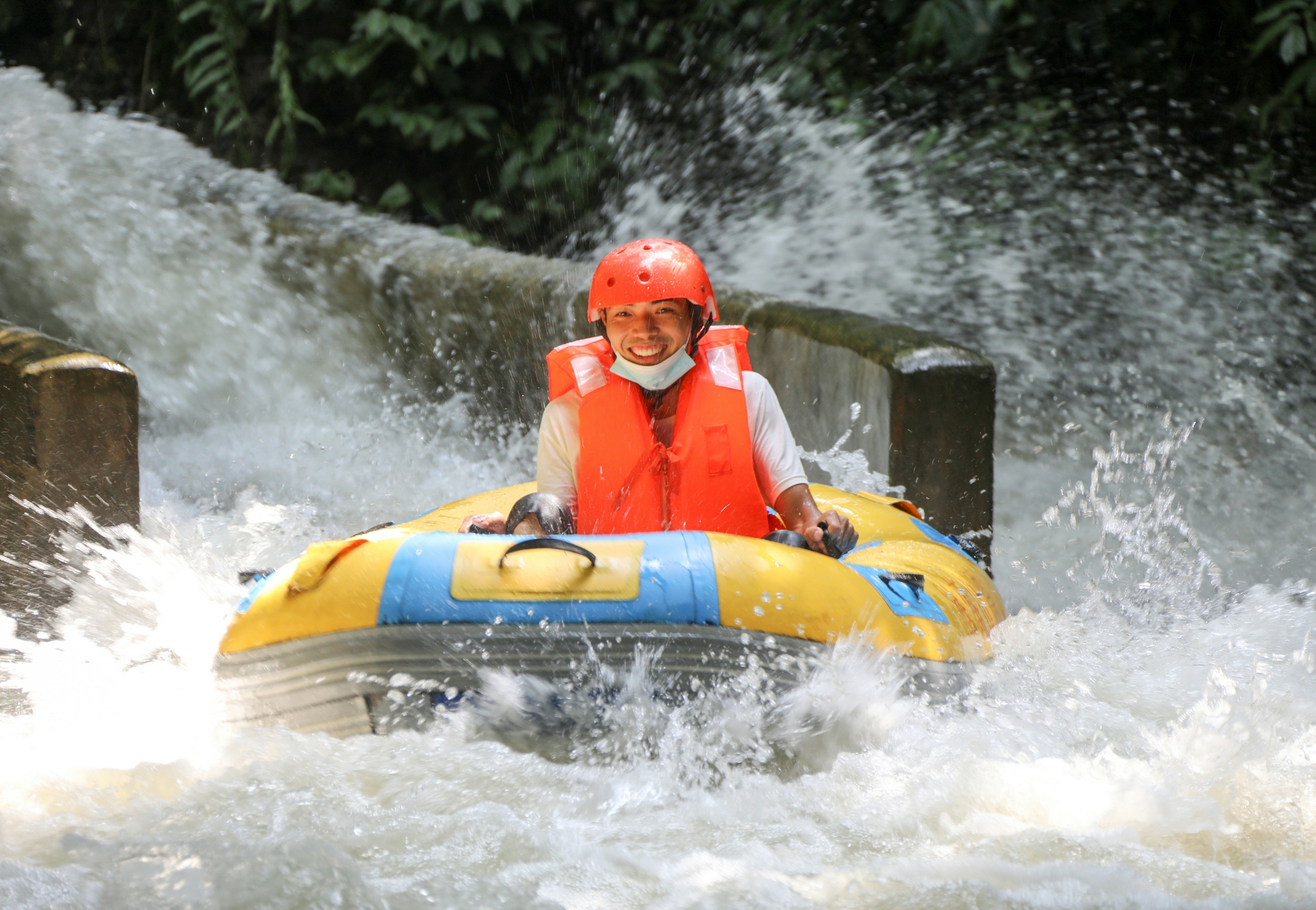 当地华蓥山的漂流景区,成为人们避暑享清凉的好去处.