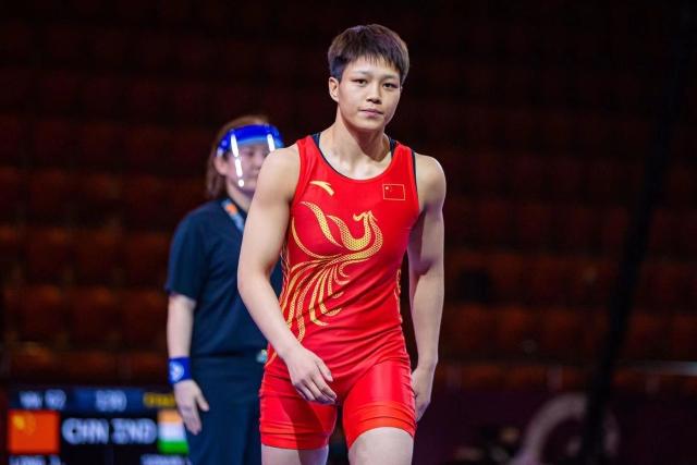 云南选手龙佳在女子自由式摔跤62公斤级比赛中未能晋级