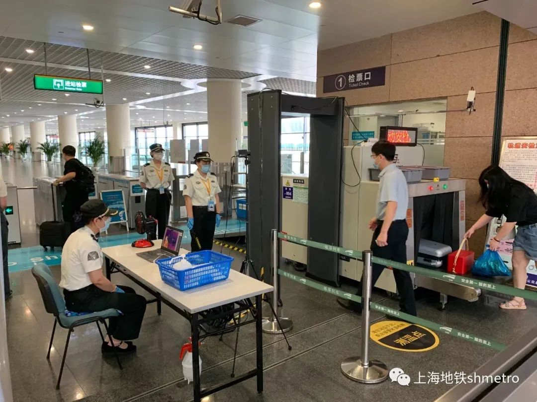上海地铁进一步加强疫情防控,重点门户车站每日4次消毒