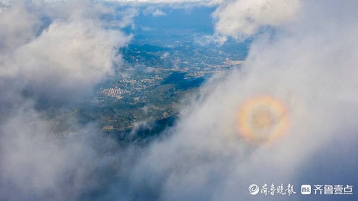 摄影师在泰山玉皇顶拍到碧霞宝光奇观