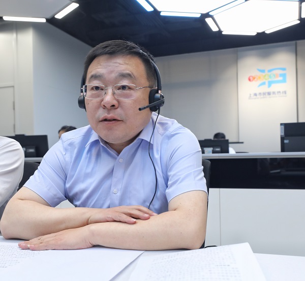 图说:市住建委主任姚凯接夏令热线 新民晚报记者 张龙/摄像绣花一样