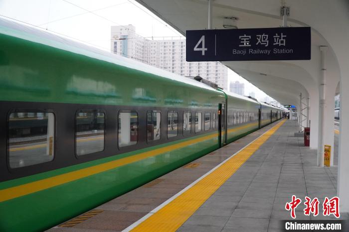 陕西宝鸡至西安首次开行绿巨人动车组