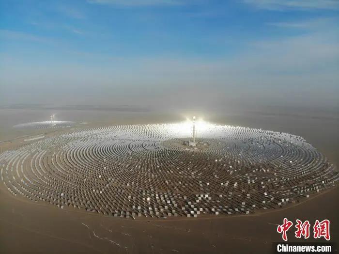 资料图：2018年12月27日，中国首个百兆瓦级熔盐塔式光热电站在甘肃敦煌建成。杨艳敏 摄