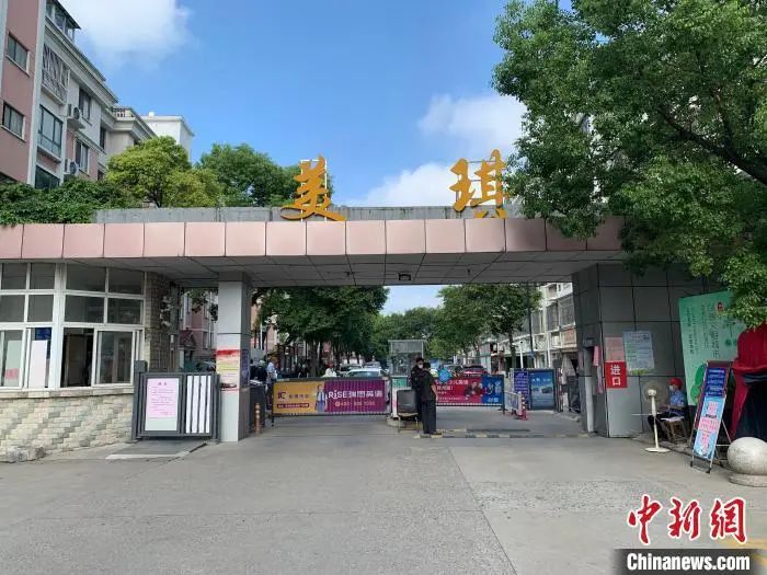  8月3日，扬州对封控管理小区，实施升级封控管理措施。　崔佳明 摄