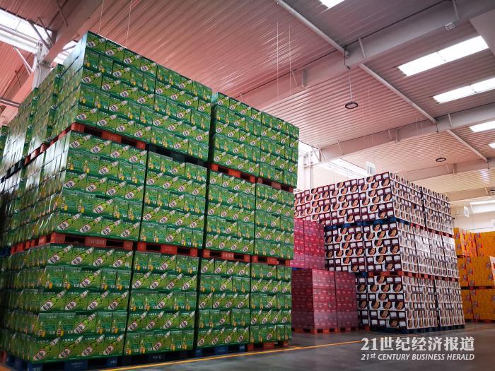 重庆啤酒宜宾工厂里的乐堡啤酒和向家坝啤酒正待出货 文静摄