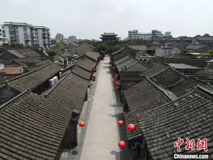  8月2日，扬州东关古街成为“空街”。　孟德龙 摄