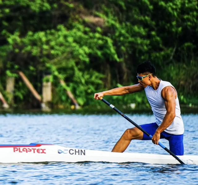 又得一枚银牌佛山健儿郑鹏飞成功摘银好样的