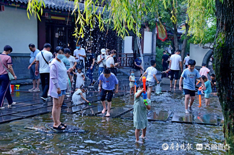 情报站盛夏时节济南趵突泉流水潺潺游客戏水觅清凉