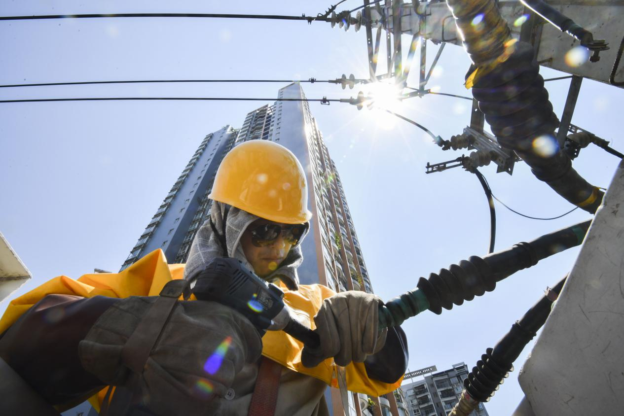 国网重庆电力无惧烤验汗卫清凉