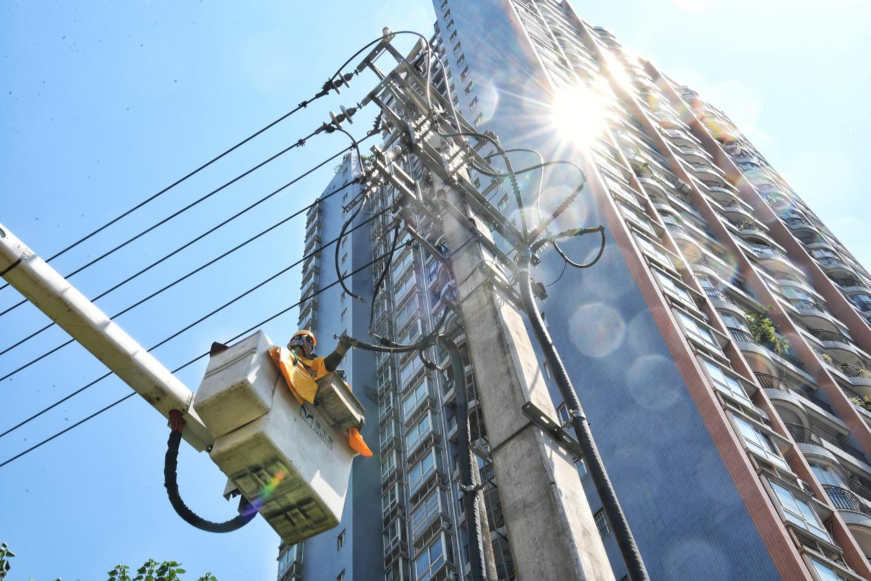 国网重庆电力无惧烤验汗卫清凉