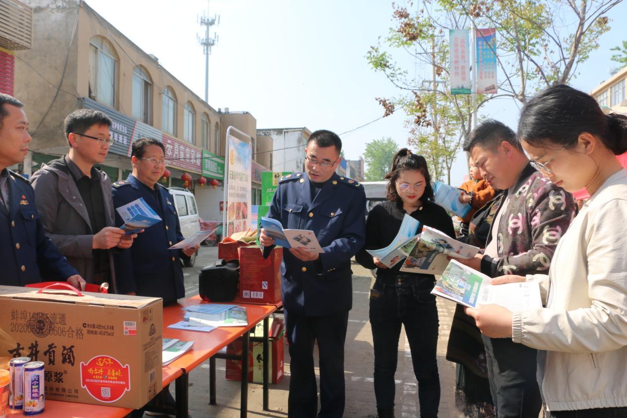 市场监管人员在乡镇集市开展知识产权保护宣传工作.