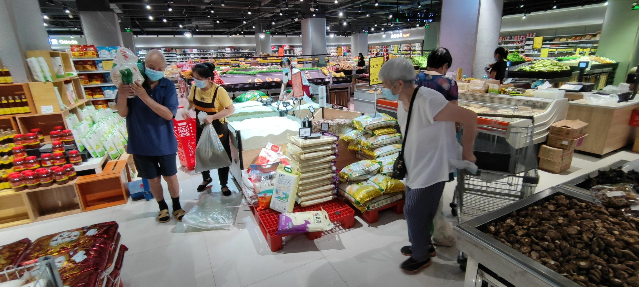（正在武汉超市采购物资的市民，记者刘茜、实习生井然摄）