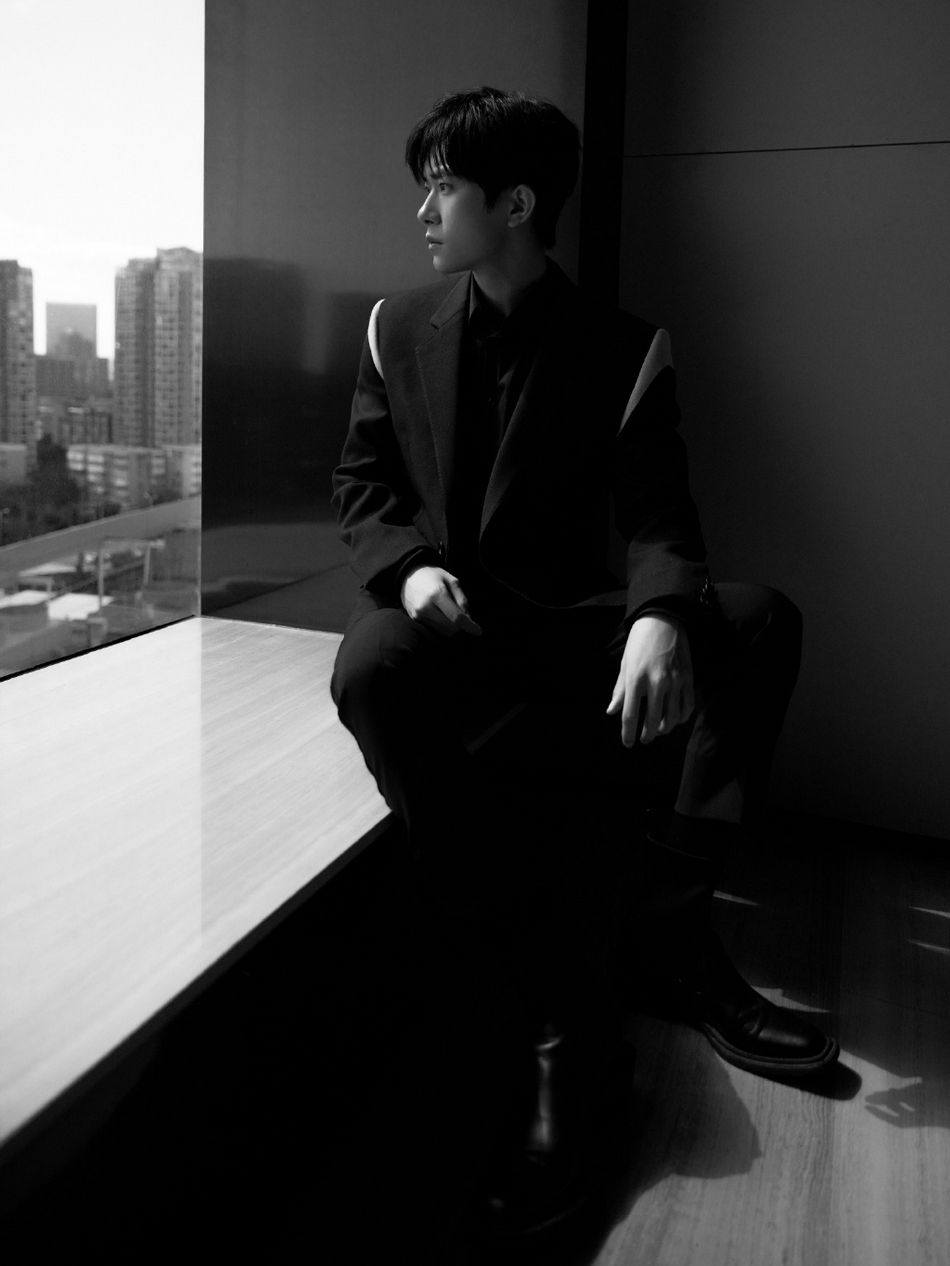 易烊千玺穿黑色西装倚窗远眺氛围感十足