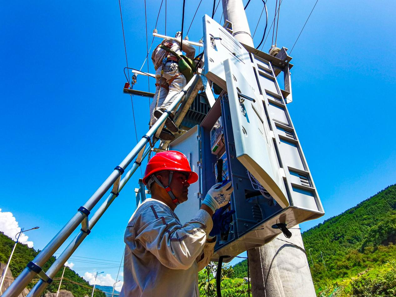 国网重庆电力无惧烤验汗卫清凉