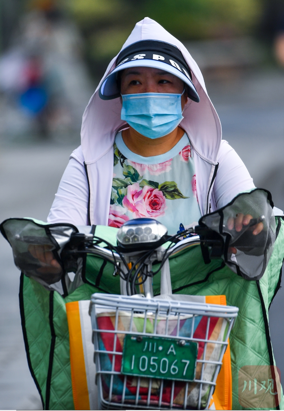 组图丨烈日“烤验”之下，成都市民“全副武装”应对高温天休闲区蓝鸢梦想 - Www.slyday.coM