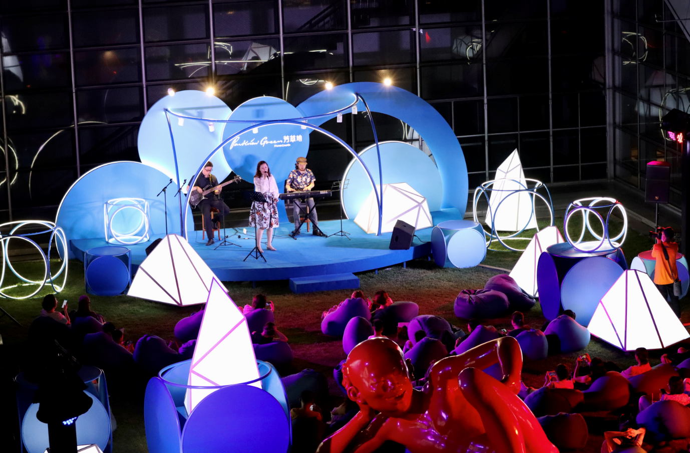 商场夏季主题展缤纷亮相!北京52个重点商圈客流增长近五成