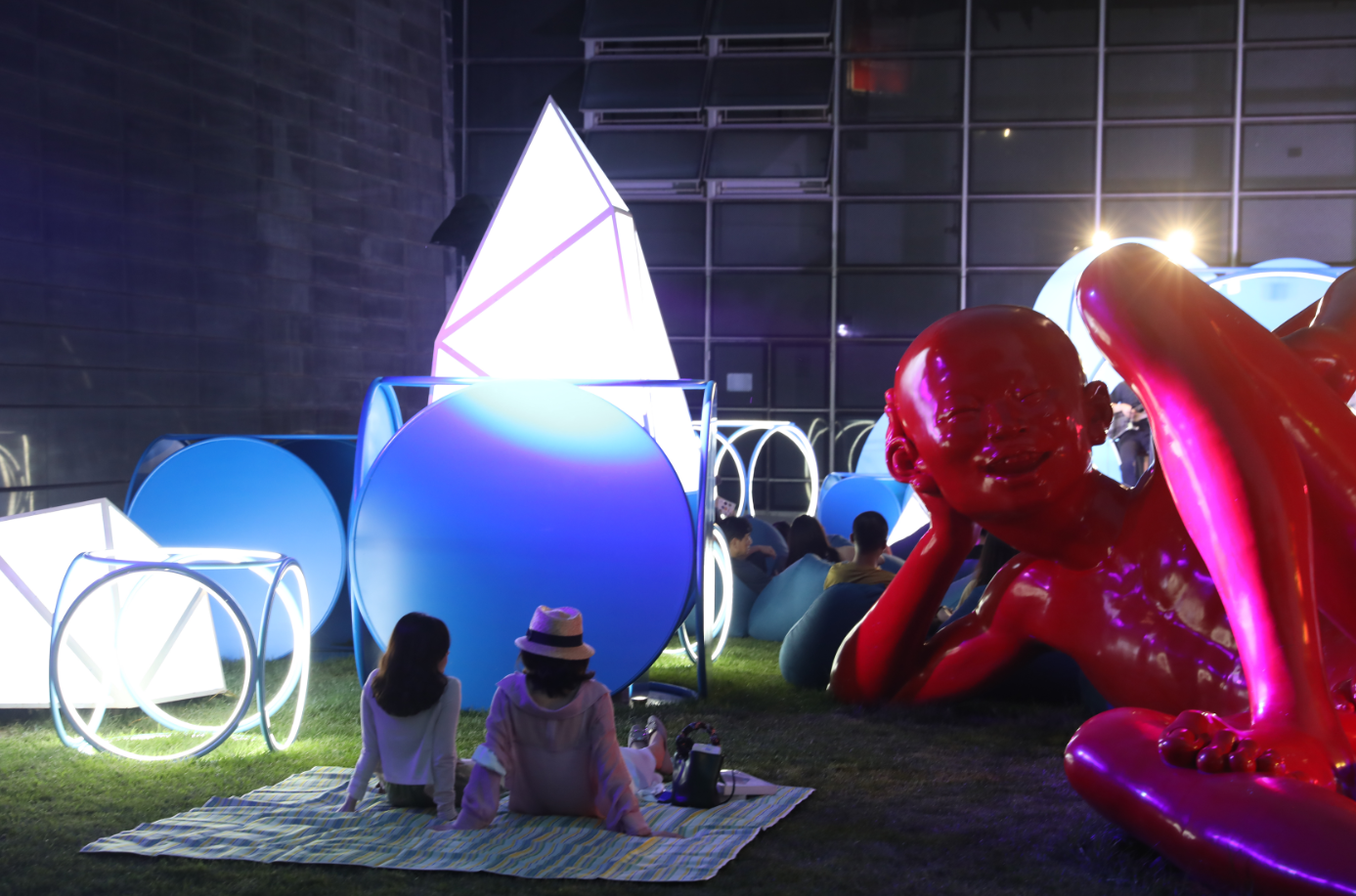 商场夏季主题展缤纷亮相!北京52个重点商圈客流增长近五成