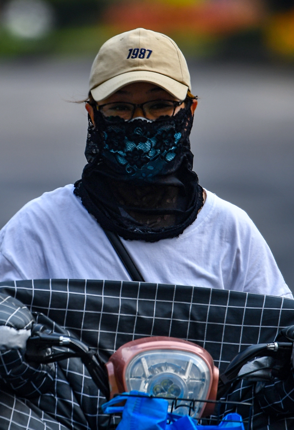 组图丨烈日“烤验”之下，成都市民“全副武装”应对高温天休闲区蓝鸢梦想 - Www.slyday.coM