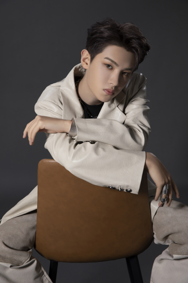 黄明昊:综艺感是天赋,偶像要传递快乐|黄明昊|justin_新浪新闻