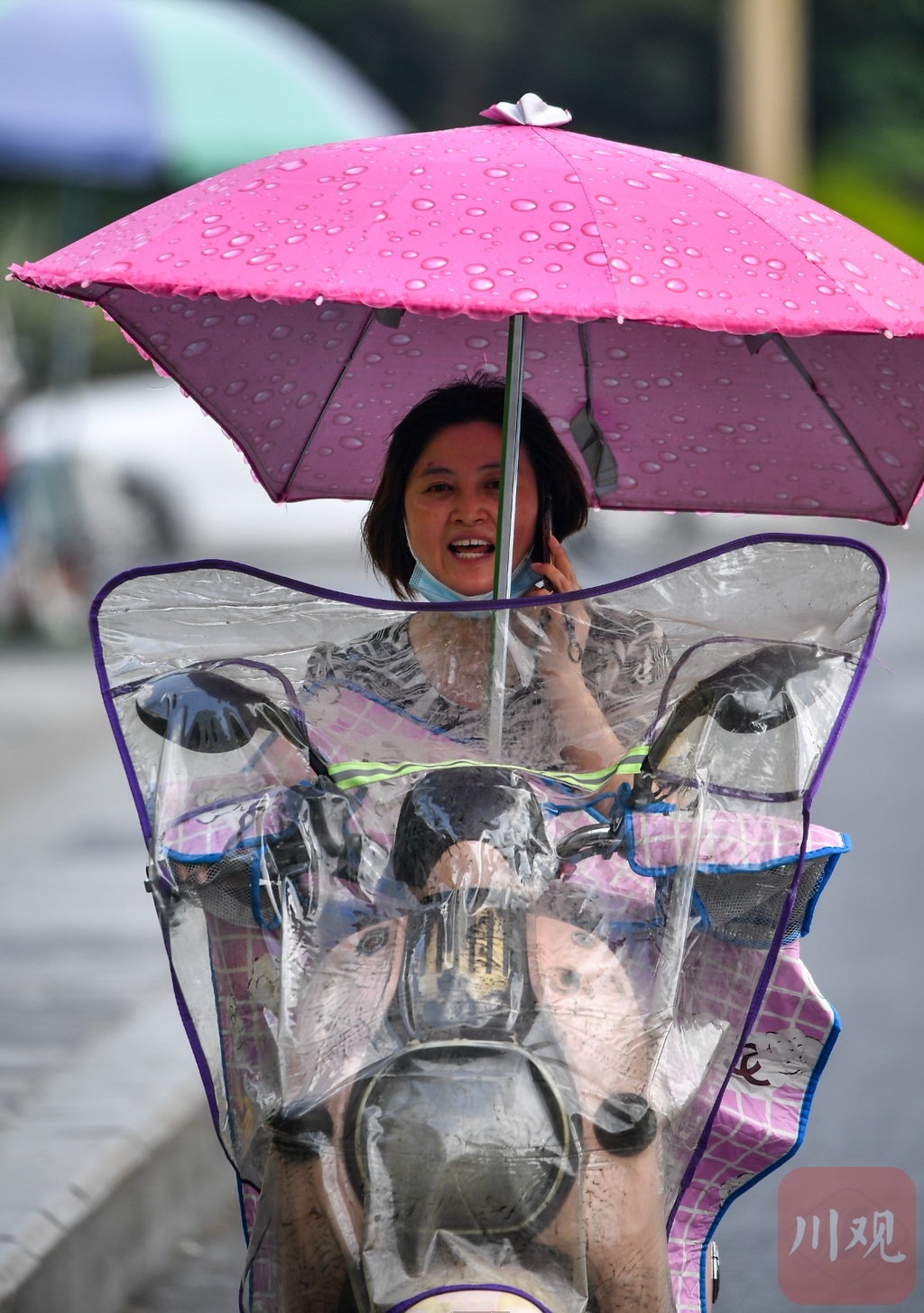 组图丨烈日“烤验”之下，成都市民“全副武装”应对高温天休闲区蓝鸢梦想 - Www.slyday.coM