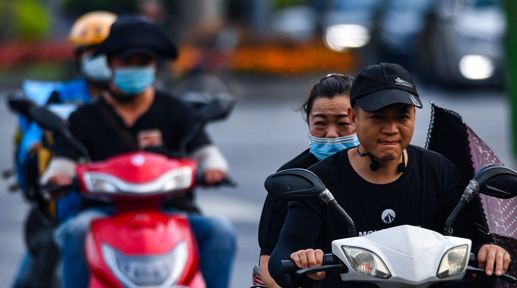 组图丨烈日“烤验”之下，成都市民“全副武装”应对高温天休闲区蓝鸢梦想 - Www.slyday.coM