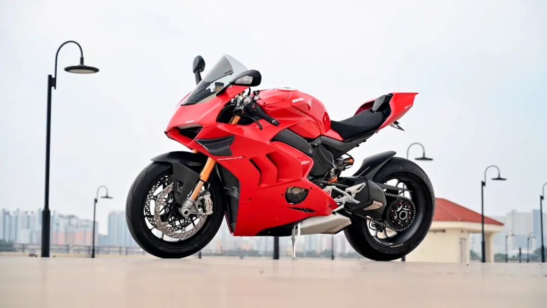 如果你觉得911还不够快,只需顶配迈腾的价格,面前这台杜卡迪panigale