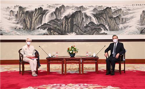 国务委员兼外长王毅在会见舍曼时明确中方对中美关系三条底线，图片来源：新华社