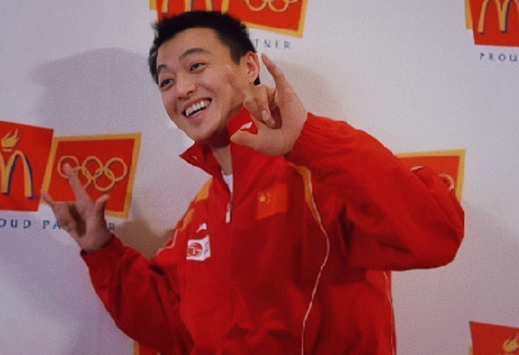 秦志戬主动给樊振东擦汗年轻时也是盛世美颜45岁已满头白发