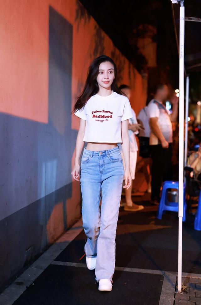 angelababy下班被偶遇穿短t故意露一截腰瘦出腹肌太明显