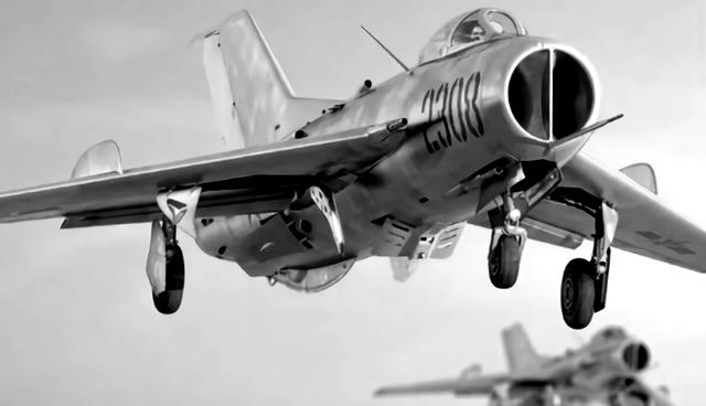 1965年敌机闯入福建领空解放军战机伺机开火敌机做出奇怪动作